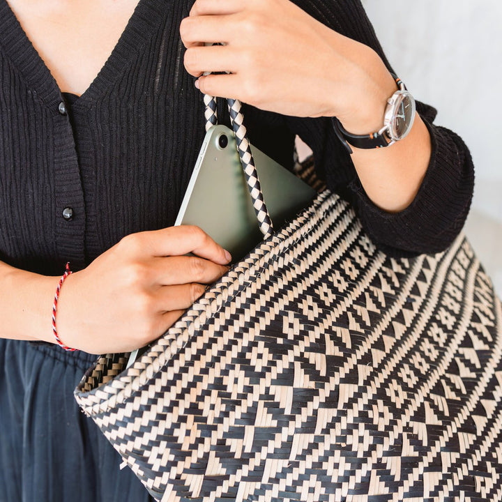 Kidul Boho-Tragetasche – Handgewebt aus Seegras, Schwarz-Natur