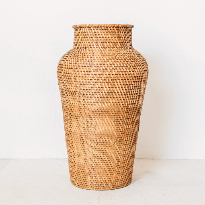 Große Boho-Dekovase Kidung – Rattan-Bodenvase für Trockenblumen (Ø 30 cm)