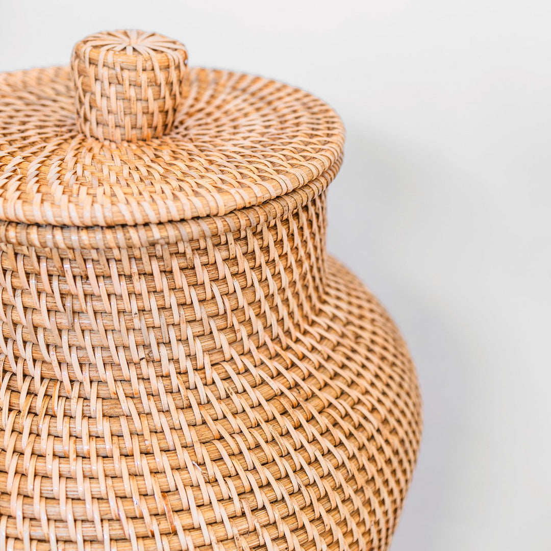 Große Boho-Dekovase Kidung – Rattan-Bodenvase für Trockenblumen (Ø 30 cm)
