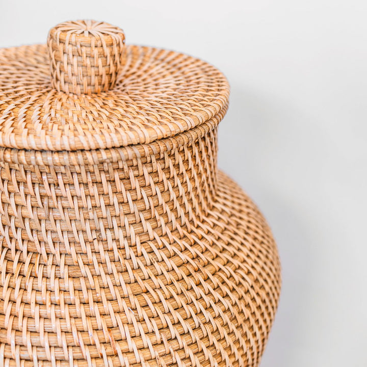 Große Boho-Dekovase Kidung – Rattan-Bodenvase für Trockenblumen (Ø 30 cm)