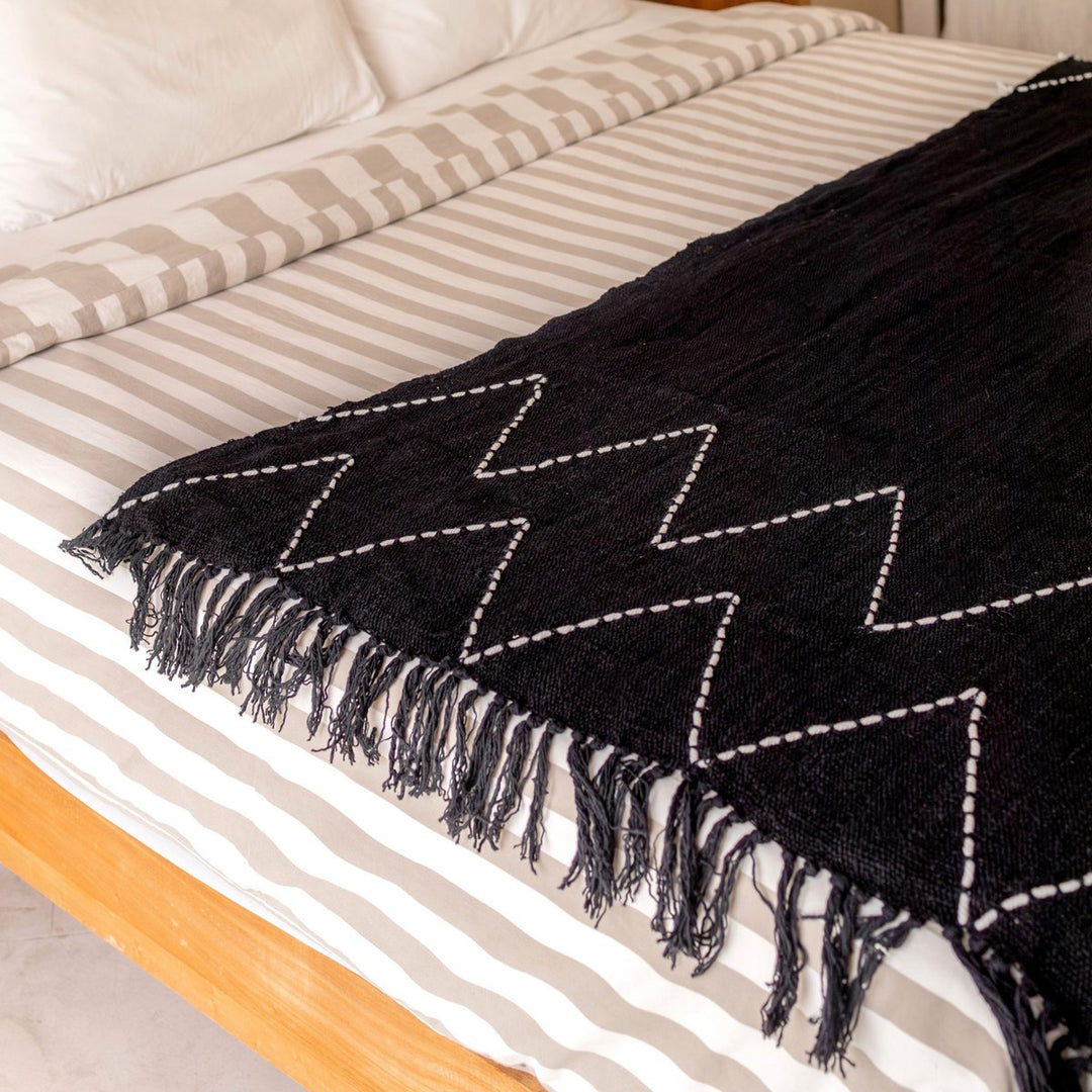 Boho-Decke LINGGAH – Handgewebte Baumwolle, Schwarz, 140x200 cm