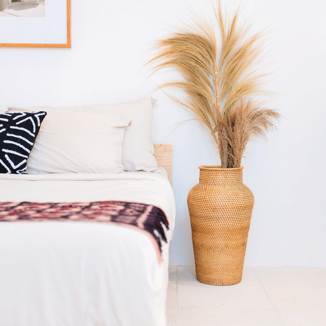 Große Boho-Dekovase Kidung – Rattan-Bodenvase für Trockenblumen (Ø 30 cm)