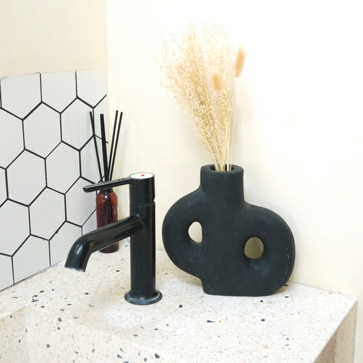 Boho-Vase „Lembah“ – Klein, Handgegossen aus Schwarzem Ton