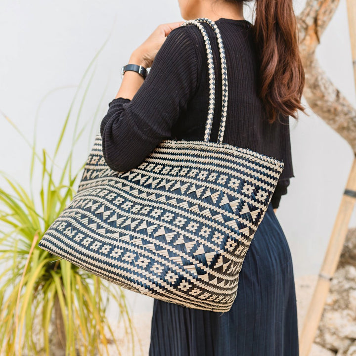Kidul Boho-Tragetasche – Handgewebt aus Seegras, Schwarz-Natur